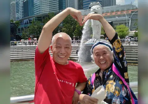 71的张广柱（左）与太太王钟津（69岁）10年前退休后决定开始自助自费旅行，开始“第二青”旅程，途中来到了新加坡。（互联网）