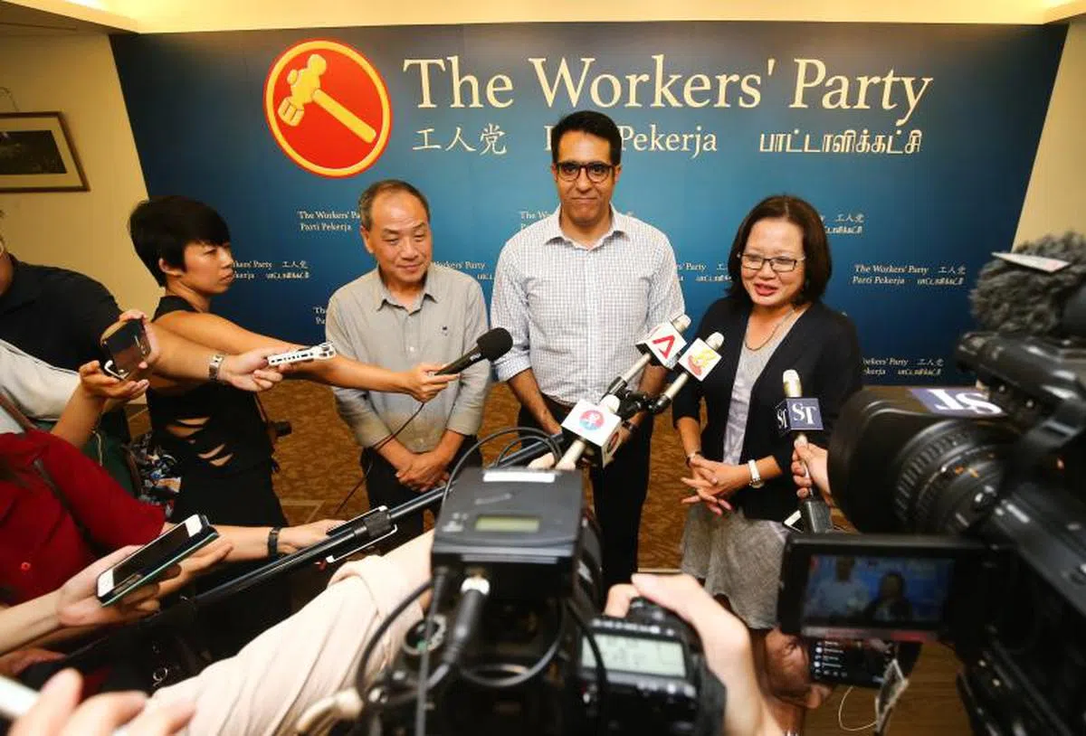  工人党于2018年4月8日下午在芽笼路的总部，召开两年一度的中央执行委员会选举。大会召开后不到一小时，原党魁刘程强（左二）属意接班人的原助理秘书长毕丹星（右二）便在无对手的情况下，自动当选秘书长。林瑞莲（右一）则继续担任党主席。（联合早报） 