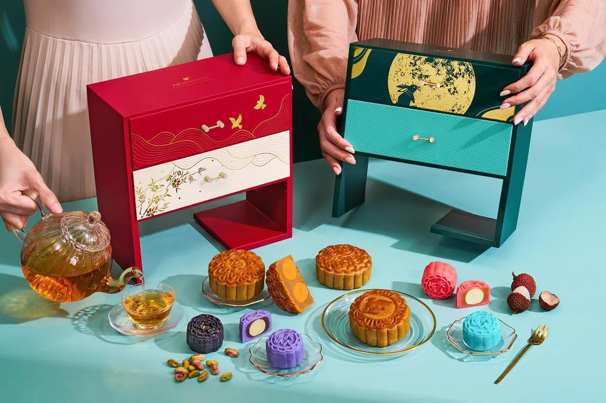 月饼对一些酒店或餐饮业者来说，是产品多元化策略的一部分。（新加坡南岸JW万豪酒店提供）