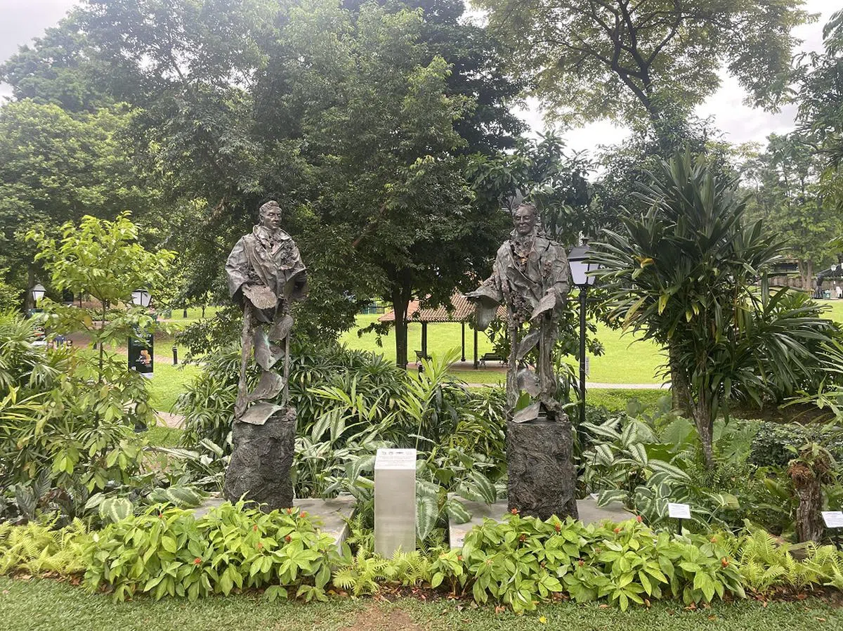 莱佛士（左）旁边有沃利奇博士（右）“陪伴”。（海峡时报）