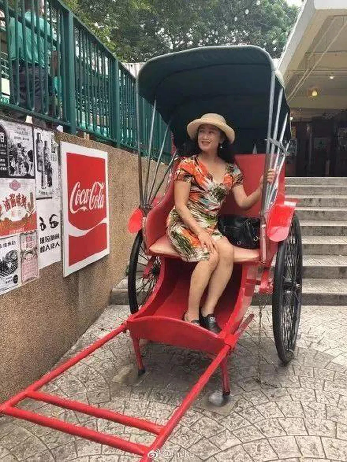  有“车”一定会坐上去摆pose。（互联网） 