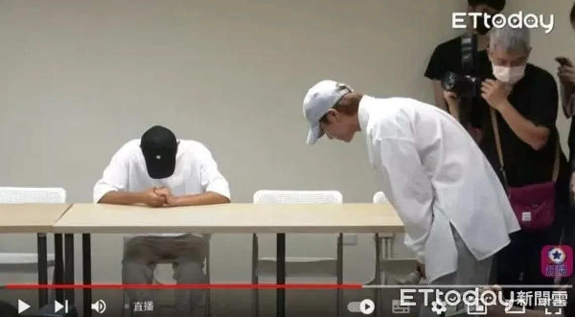 炎亚纶突然现身受害人记者会，对方随即崩溃趴桌，炎亚纶离场时泪流满面。（互联网）