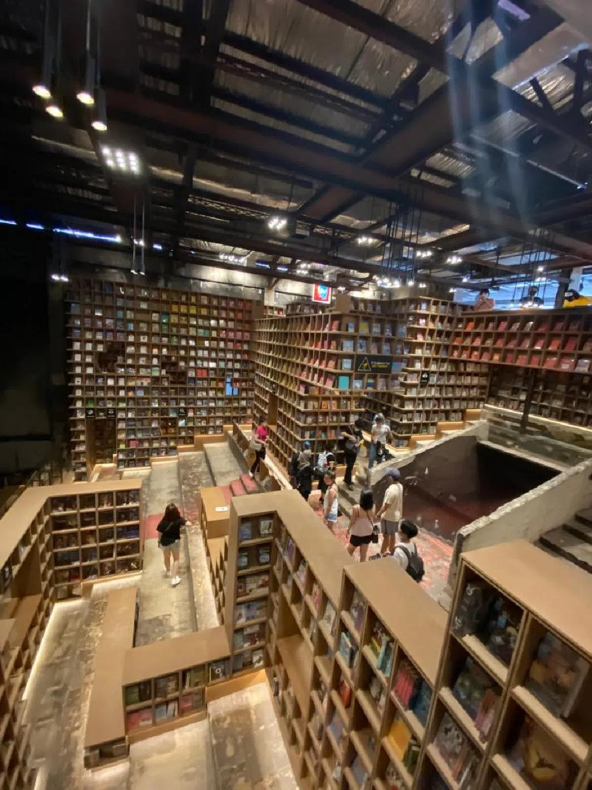BookXcess给滞销书设计了一个超华丽舞台。（叶孝忠摄）