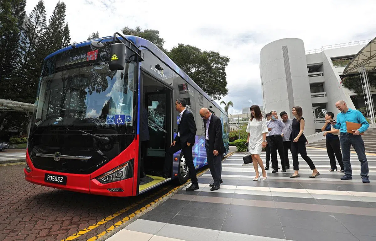国大和南大都在校园内提供免费校车服务。（联合早报）