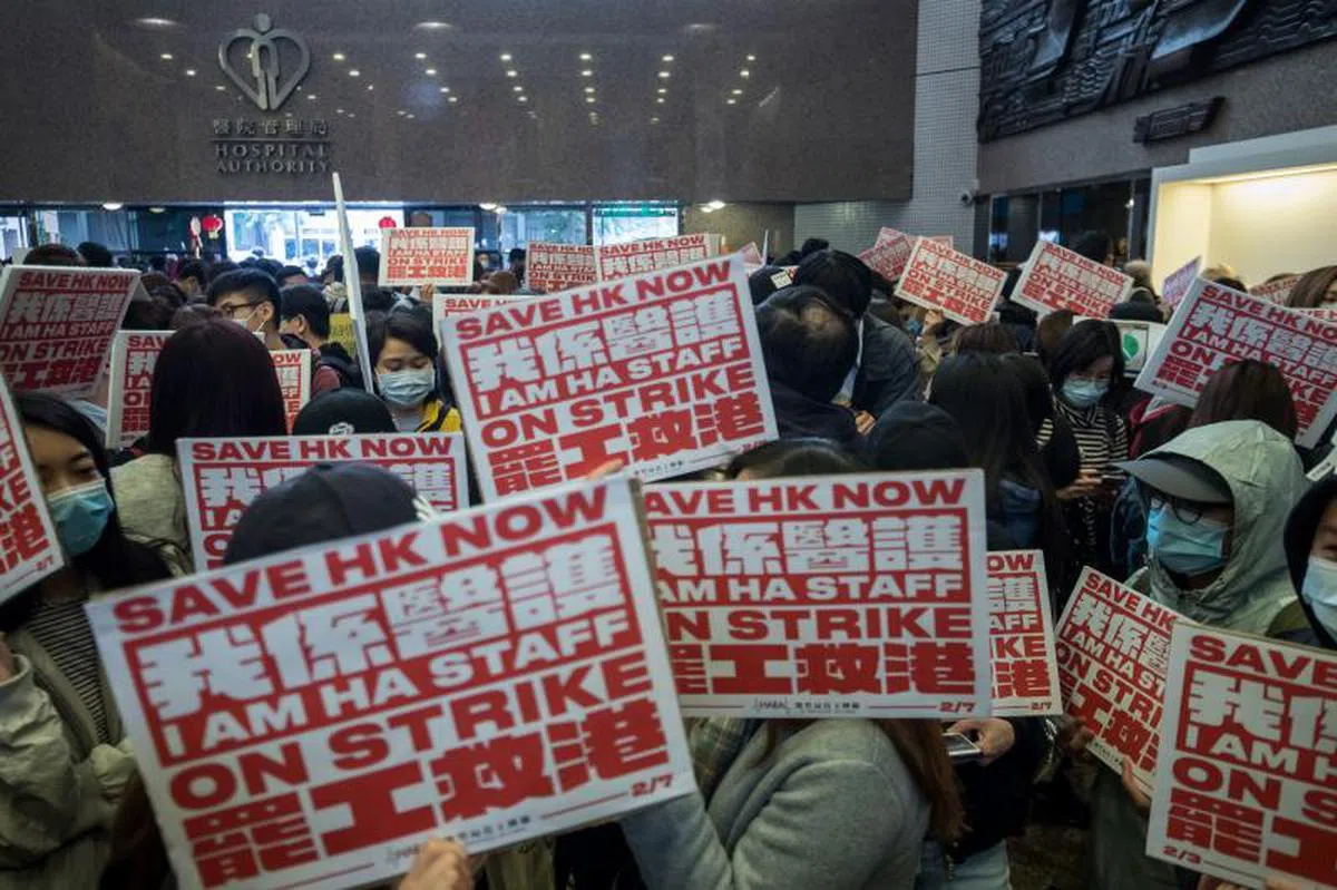  香港医护人员罢工，施压港府全面封关，以保障医护人员和香港人安危。（彭博社） 