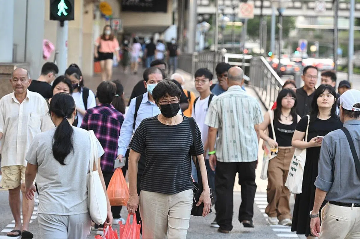 去年底，新加坡冠病病例激增，使医院面临医院床位不足、急诊室等候时间更长的问题。（海峡时报）