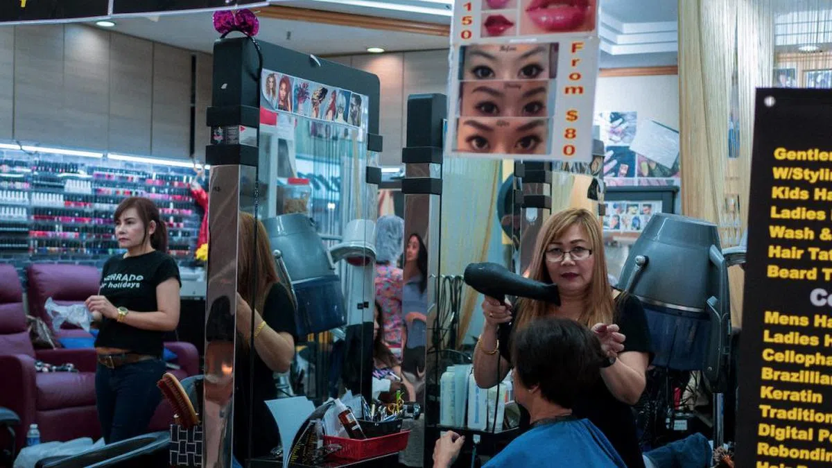  细心的店家为上门的客户打造出菲律宾人偏爱的发型。（Rice Media） 