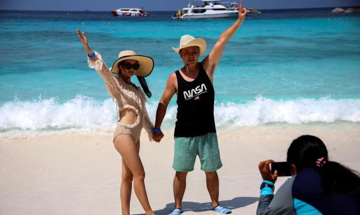  旅游业是泰国经济一大支柱，去年接待的3980万人次的外国游客当中，约28%来自中国。图为中国游客今年1月到泰国南部攀牙湾海岛玩乐。（路透社） 