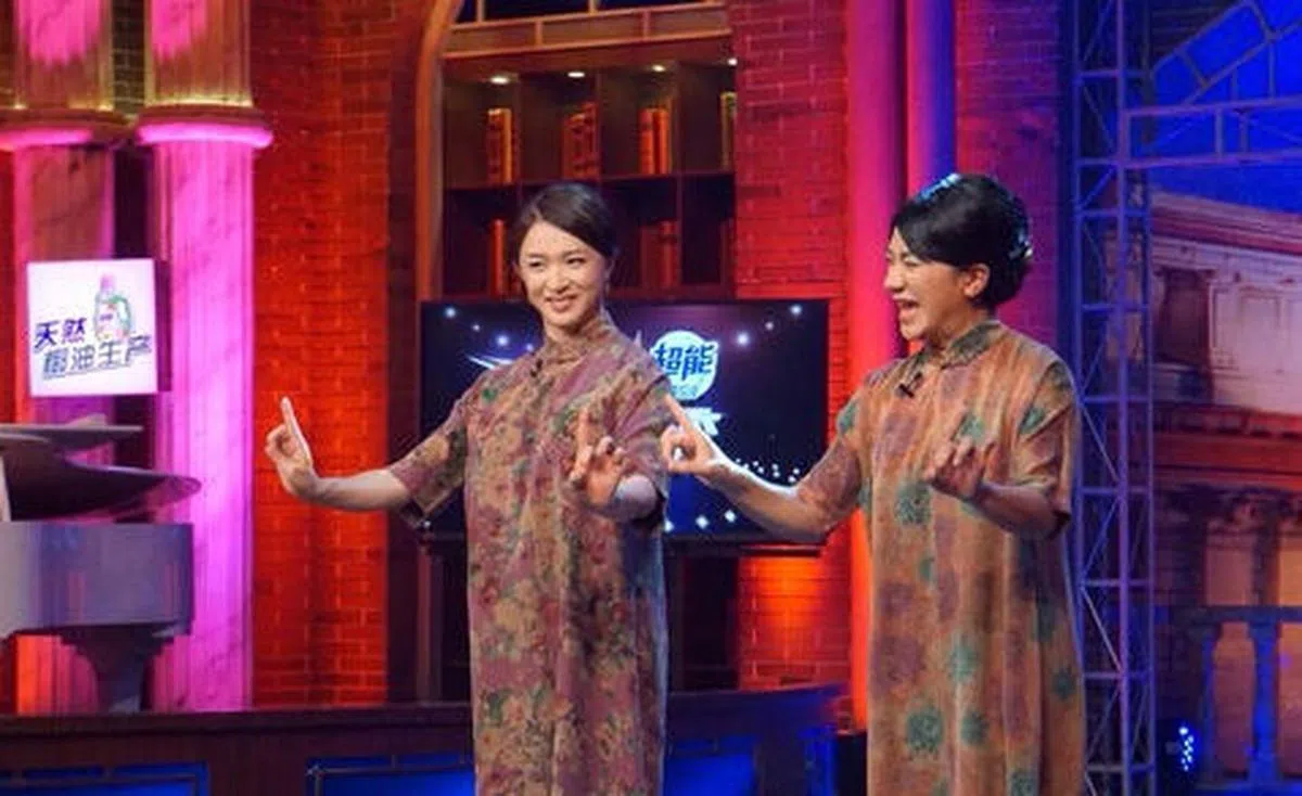 大家分得出来吗？图中左侧为金星，右边站的是王祖蓝。（互联网） 