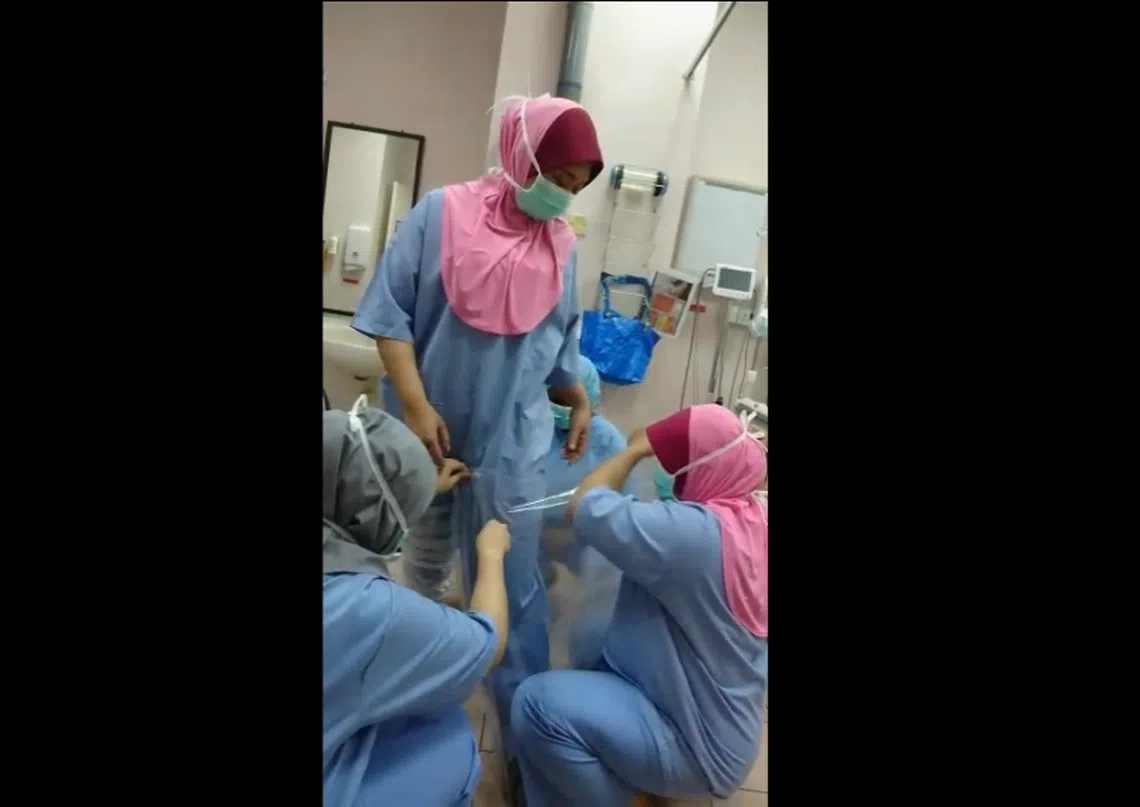 近日马国疯传一段医护人员用垃圾袋充当防护装备的视频，引发网民担忧。（马来邮报）