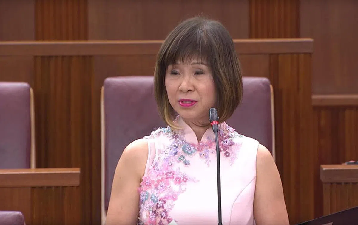  环境及水源部兼卫生部高级政务部长许连碹博士9月10日在国会答复好几名议员建议，把禁烟措施扩大至个人的住家时强强调，政府必须在制定条例与个人隐私的考量之间达致平衡。（Gov.sg 视频截图） 