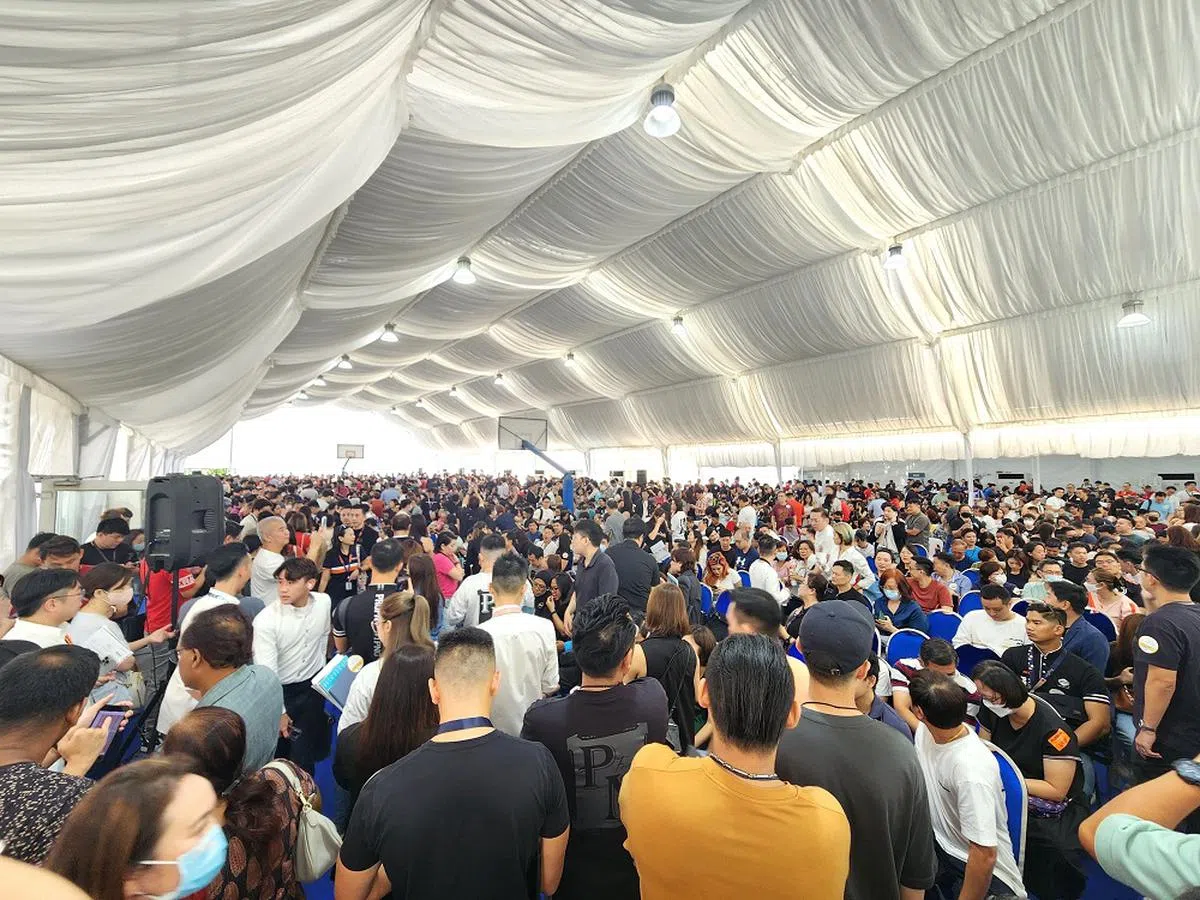 想买私宅的不只你一个，先拿号码牌，乖乖等抽签。（凯德地产）