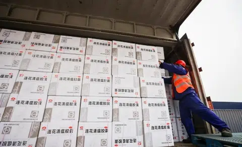 过去数天，连花清瘟陷入新争议，导致其生产商以岭药业的股价两次跌停。（中国红十字会网站）