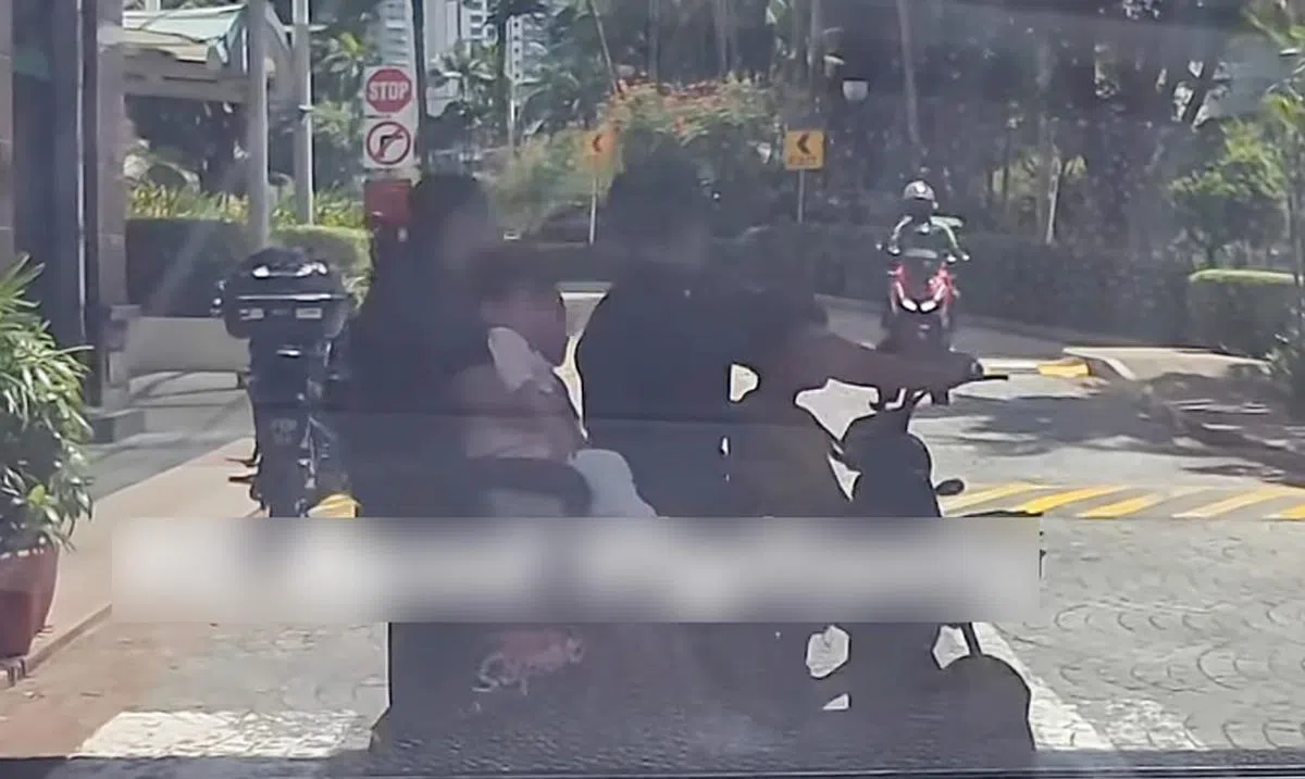 照片中的一家五口共乘一辆行动辅助踏板车，从购物商场离开。（Sg Road Vigilante脸书截图）