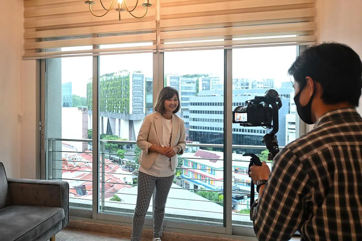 一名房地产经纪录制视频，为客户介绍新住宅。（海峡时报）