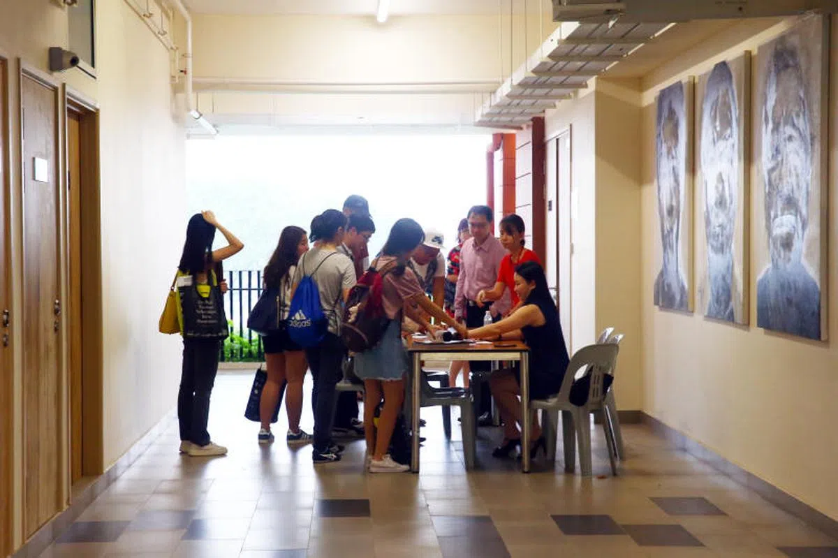  超过200份A水准试卷在送往剑桥的途中遭窃，图为华中初级学院参加今年A水准的学生。（海峡时报） 