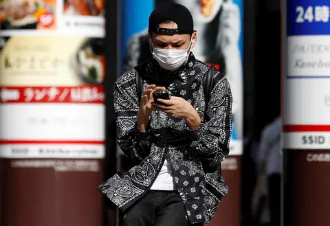 日本的抗疫表现最不获该国民众认同。（路透社）