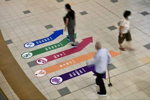 由新捷运和新加坡失智症机构合作推出的“Find Your Way”计划，在大巴窑巴士转换站设置清晰地标。（海峡时报）