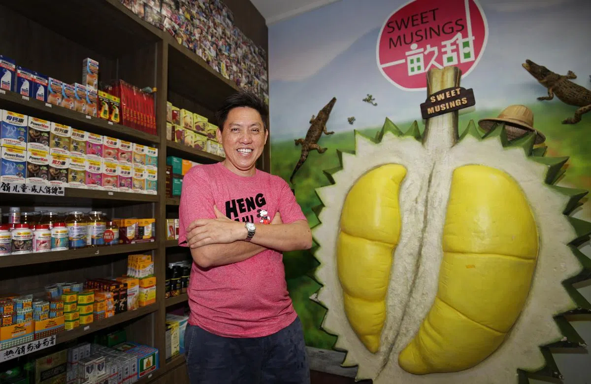  牛车水榴梿产品专卖店主王睦儒外向健谈，喜欢唱歌跳舞，更利用这些本领吸引旅客来光顾。（联合晚报） 
