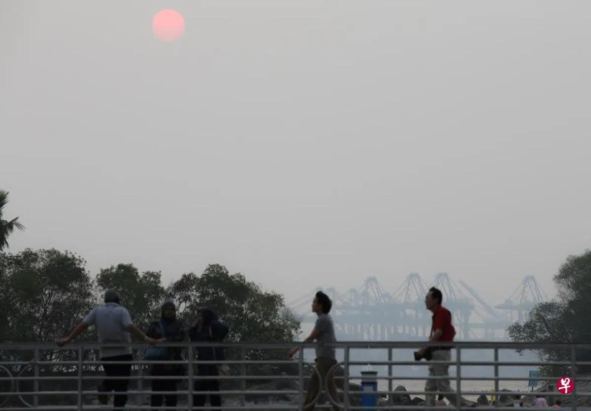  本地空气遭到烟霾影响，能见度下降。（联合早报） 