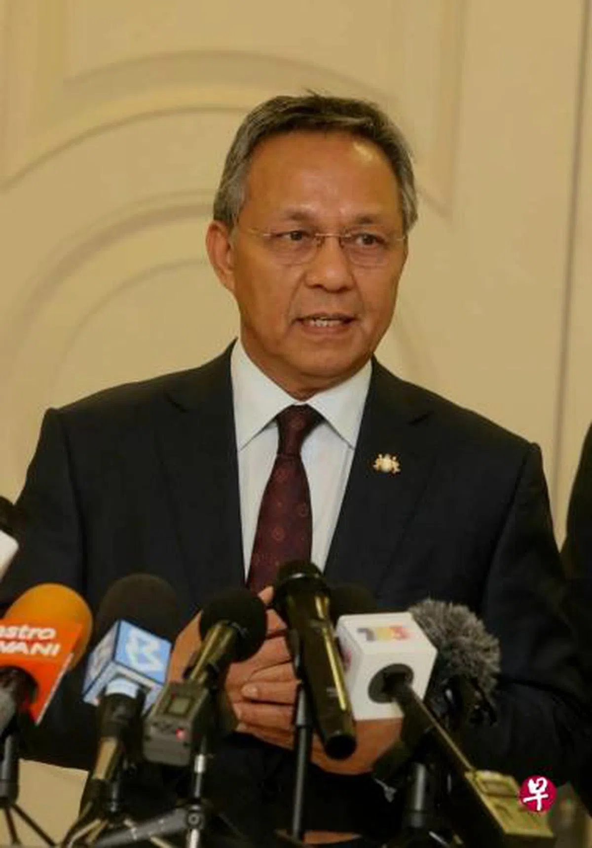  哈斯尼: 柔州政府将提呈让特定领域人士如常通关的建议。（星洲日报） 