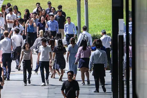 珊顿大道（Shenton Way）的上班族。（联合早报）