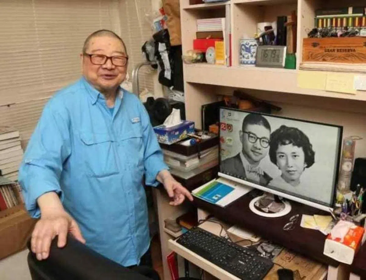 倪匡家中的电脑桌面是自己与妻子年轻时的恩爱合影。（互联网）