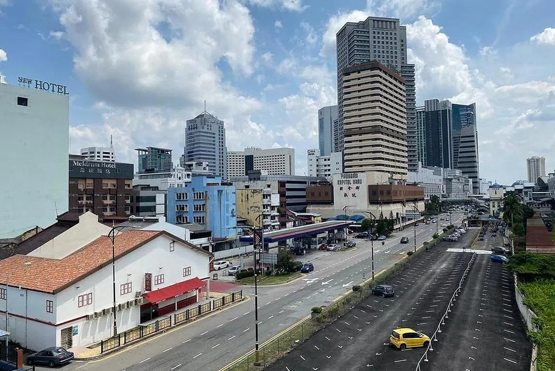 新马封关致使商家生意惨淡，新山多家宣告结业或缩短营业时间，路上车辆也少。（马来邮报）