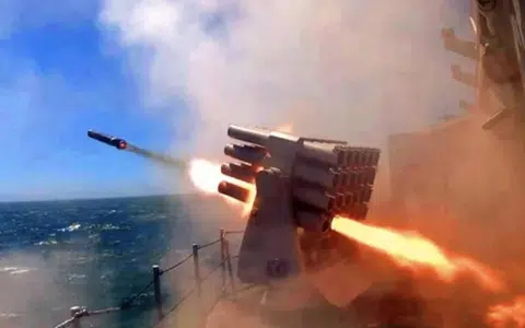 中国解放军海军战舰在东海进行实弹演习。（南华早报/Navy.81.cn）