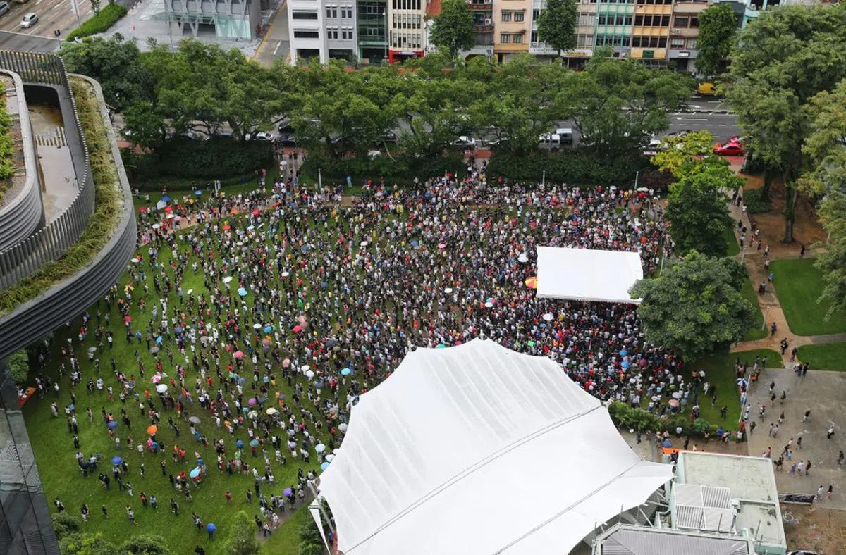 2013年2月，许多新加坡人聚集在芳林公园的演说者角落，表达对人口政策白皮书的担忧。（新报）