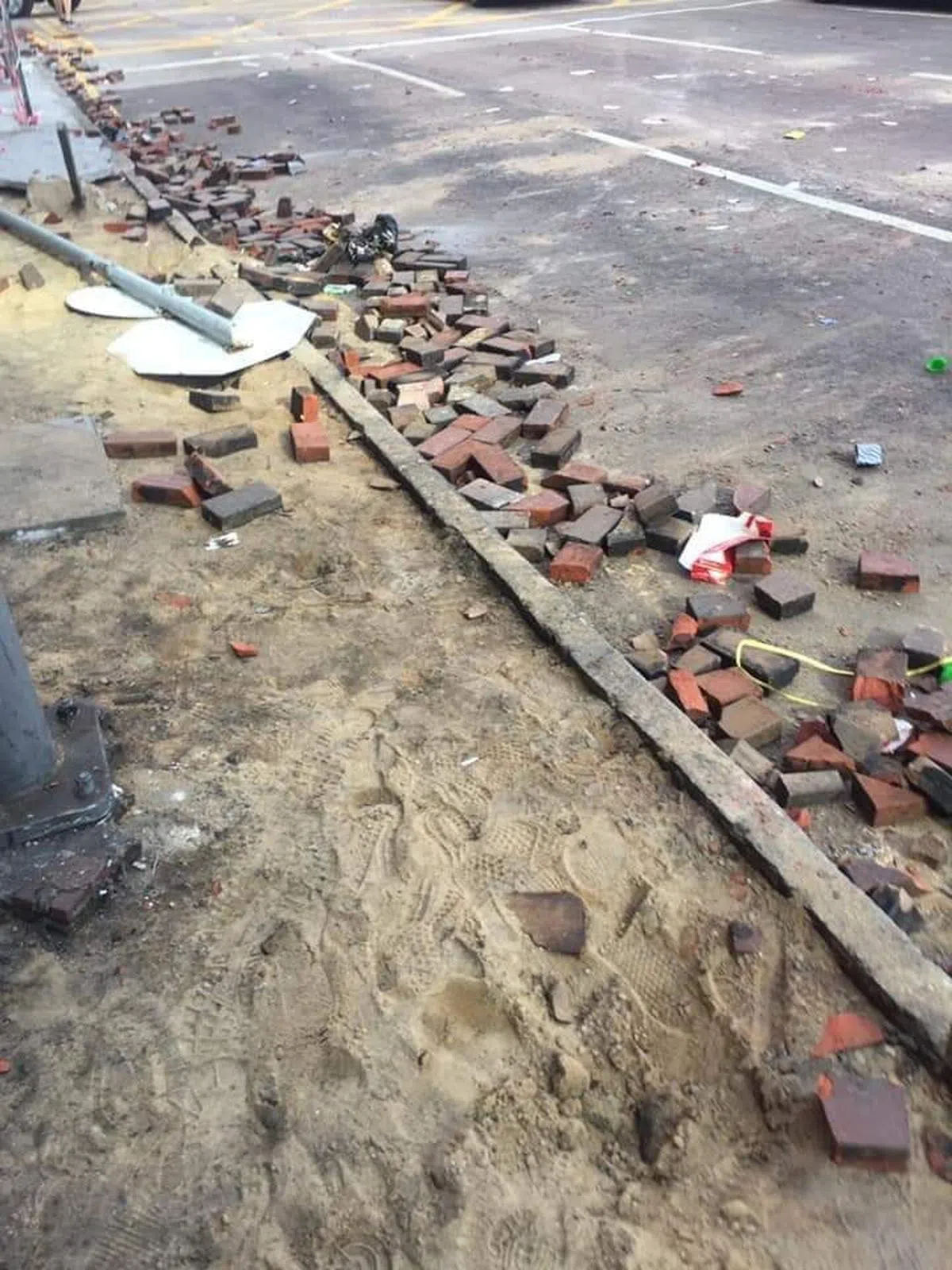  一块块地砖都“搬家”了。另一种意义的“就地取材”？（我爱旅行面簿） 