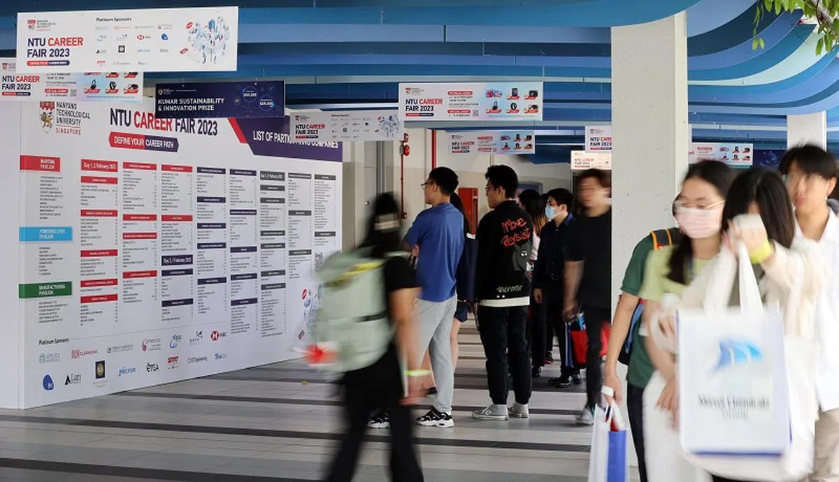 调查报告指出，新加坡求职者在选择和考虑潜在雇主时，能否取得生活与工作平衡比起极具吸引力的薪酬和福利来得更重要。（联合早报）