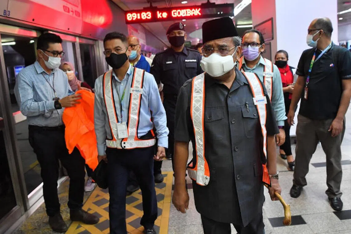 吉隆坡本周一（24日）晚发生两列轻轨相撞事故后，国家基建公司主席达祖丁（右四）隔天才视察现场并召开记者会。会上他的语气，包括形容两列轻轨“只是相吻而已”，让许多马来西亚民众听了火冒三丈。（马新社）