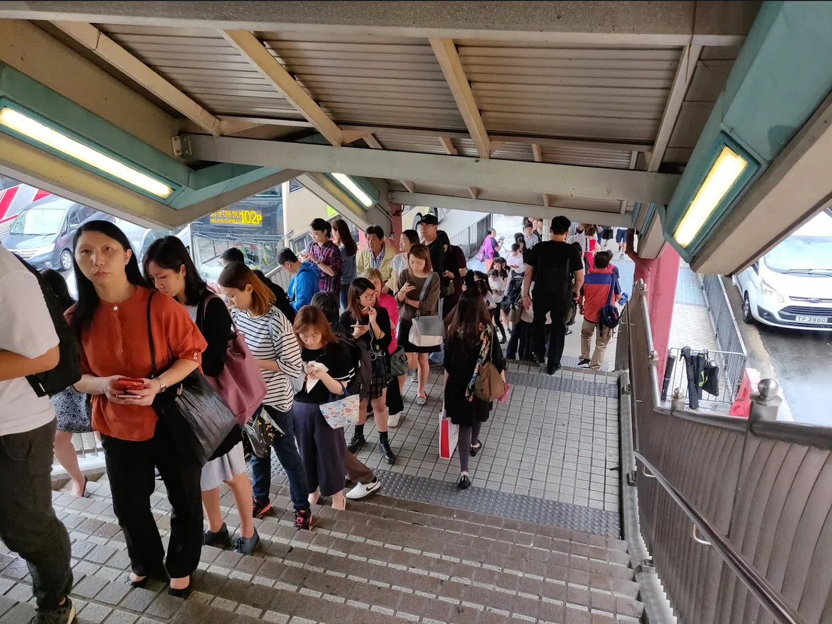  油尖旺区的巴士站人龙已排上天桥 (Twitter:Anth Arrowsmith) 