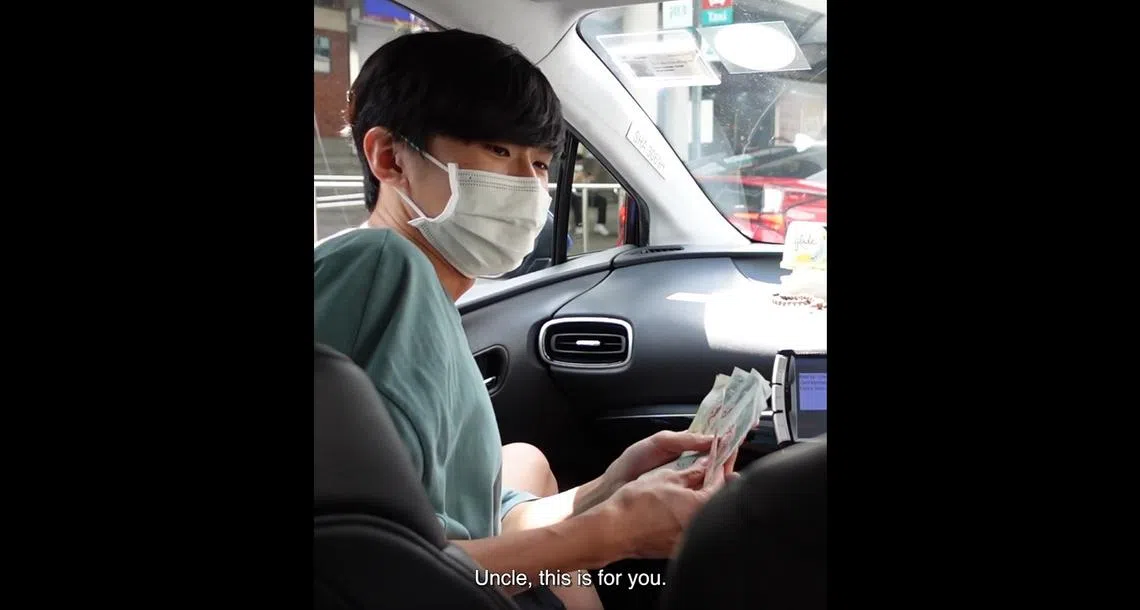 本地网红黄名纬近期准备了5000元，并将之分成十份发给德士司机当小费。（视频截图）