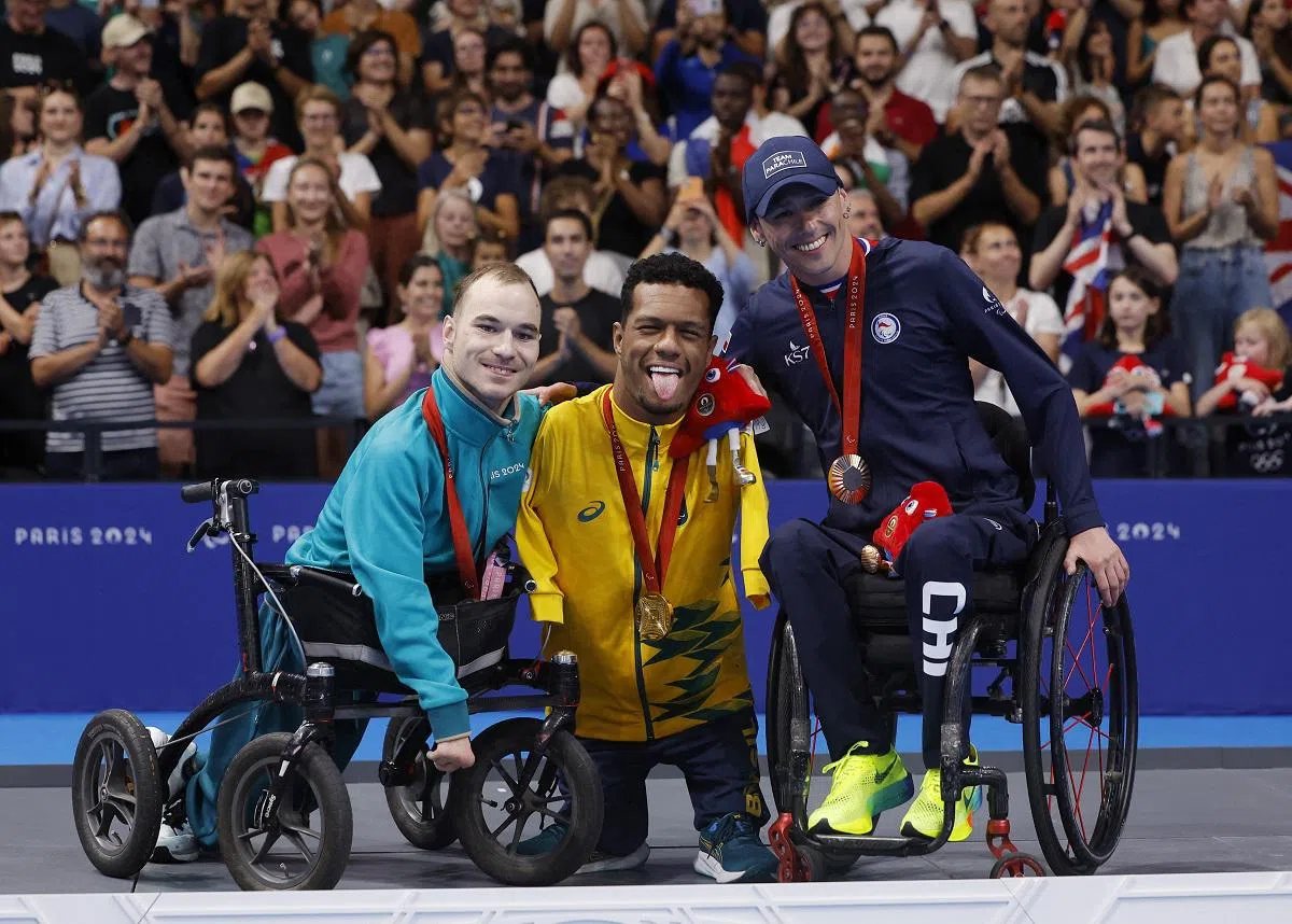 金牌得主阿劳约（中）与银牌得主丹尼连科（左）和铜牌得主智利选手（Alberto Abarza）合照。（路透社）