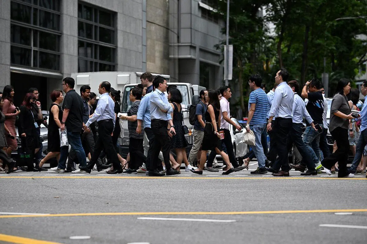 星展银行介于中位数的顾客拥有的积蓄可维持3.5个月。图为新加坡商业区上班族。（海峡时报）