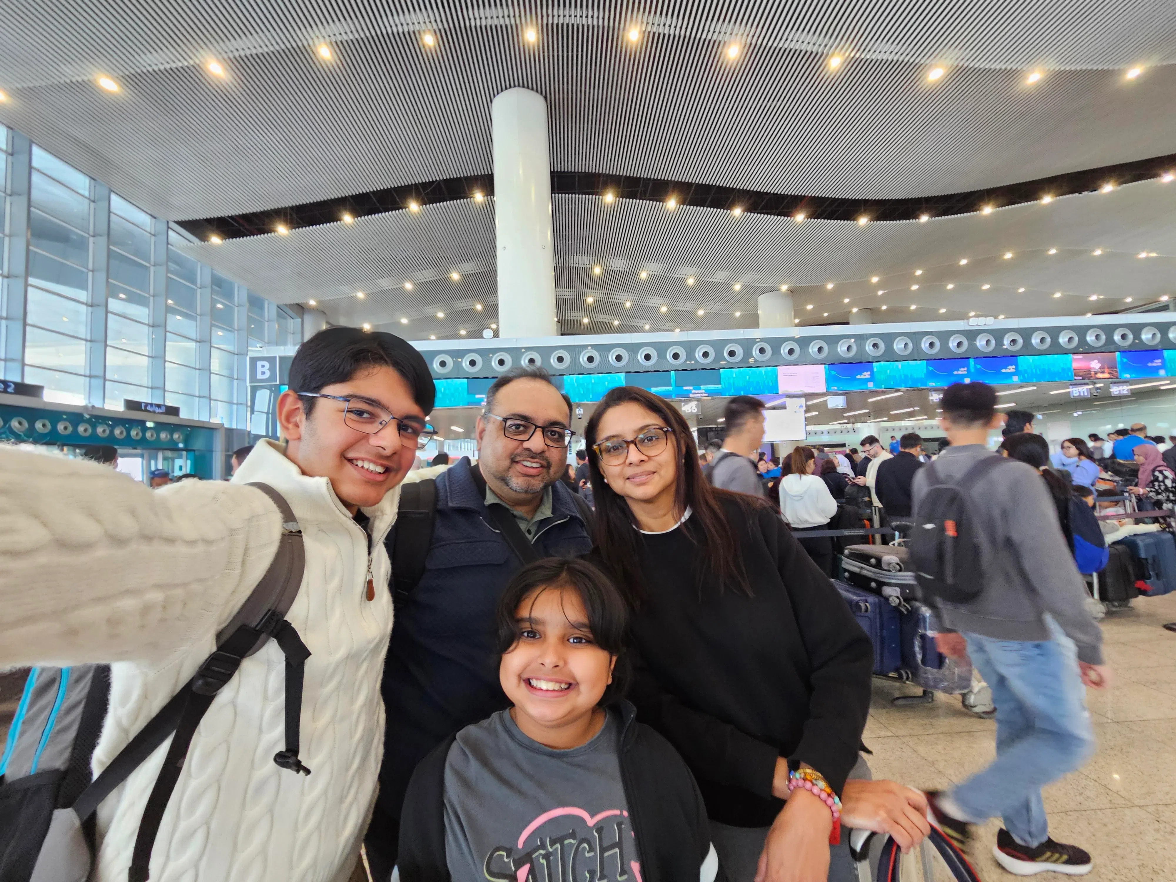 在沙特阿拉伯首都利雅得机场等待上机时，凯瓦尼（左二）和妻子儿女合影，他们过后搭乘新加坡空军派出的撤离航班，平安回家。