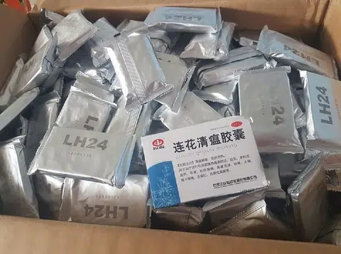 最近一种叫“连花清瘟”的中成药，在中文的世界里非常火红。（连花清瘟胶囊马来西亚区面簿）