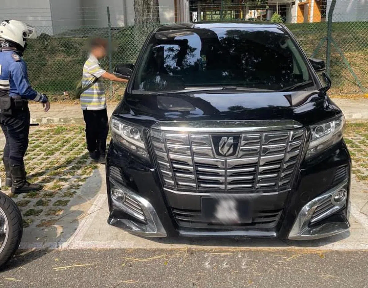 陆交局多次采取行动取缔非法提供跨境载客服务的私家车。（陆交局）