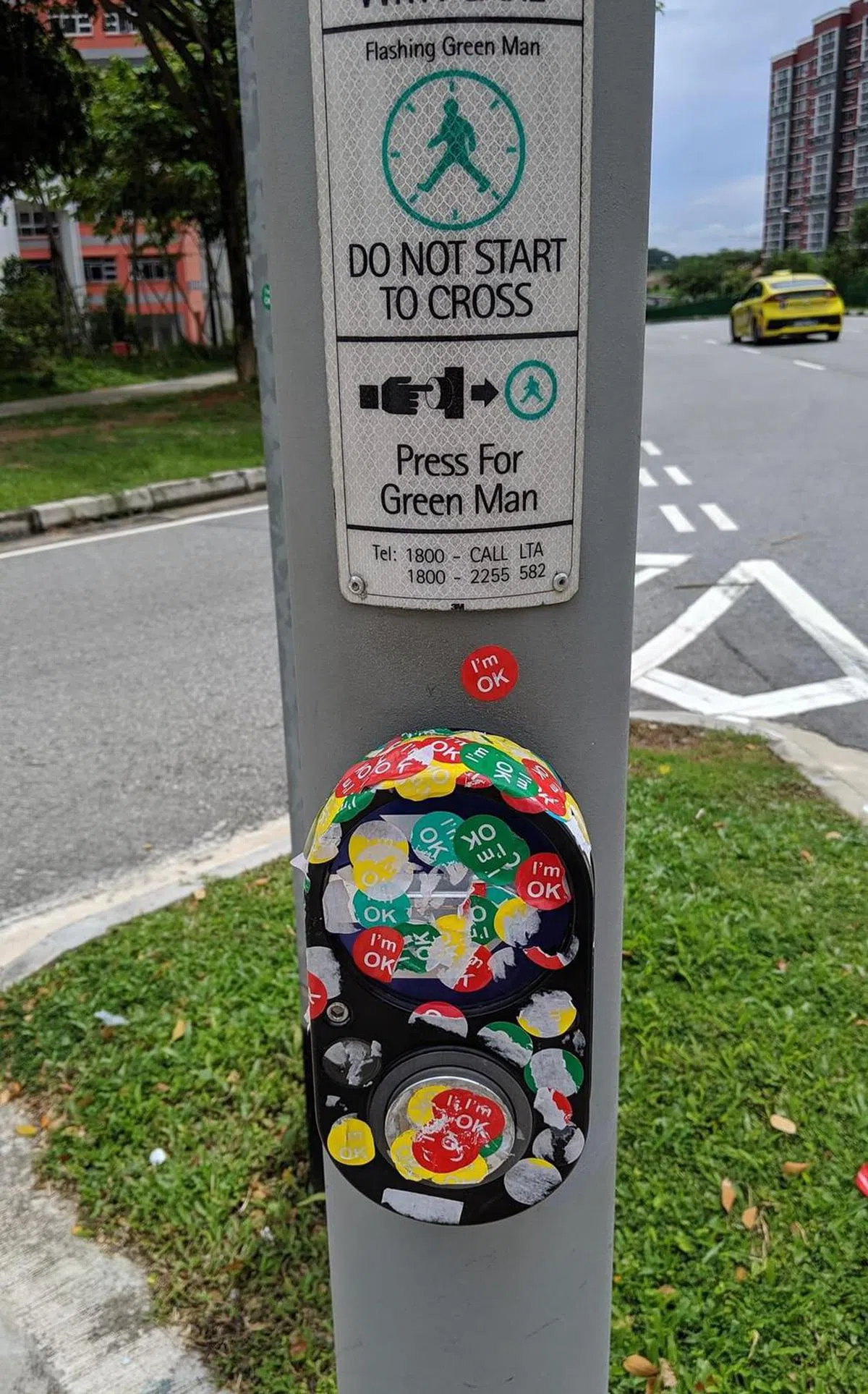  莫名被糊了一脸，一点儿都不OK的交通灯灯柱。（蔡家增摄） 