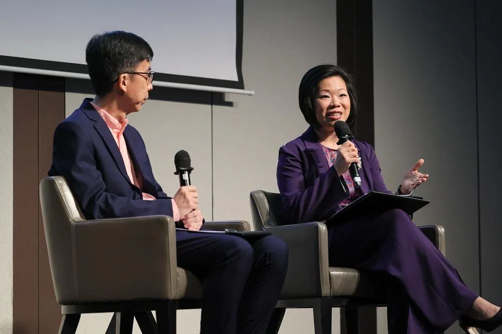 外交部兼内政部高级政务部长沈颖（右）于通商中国的特约讲座上发表约20分钟的演讲，并接受现场提问。主持人是时事评论员林义明（左）。