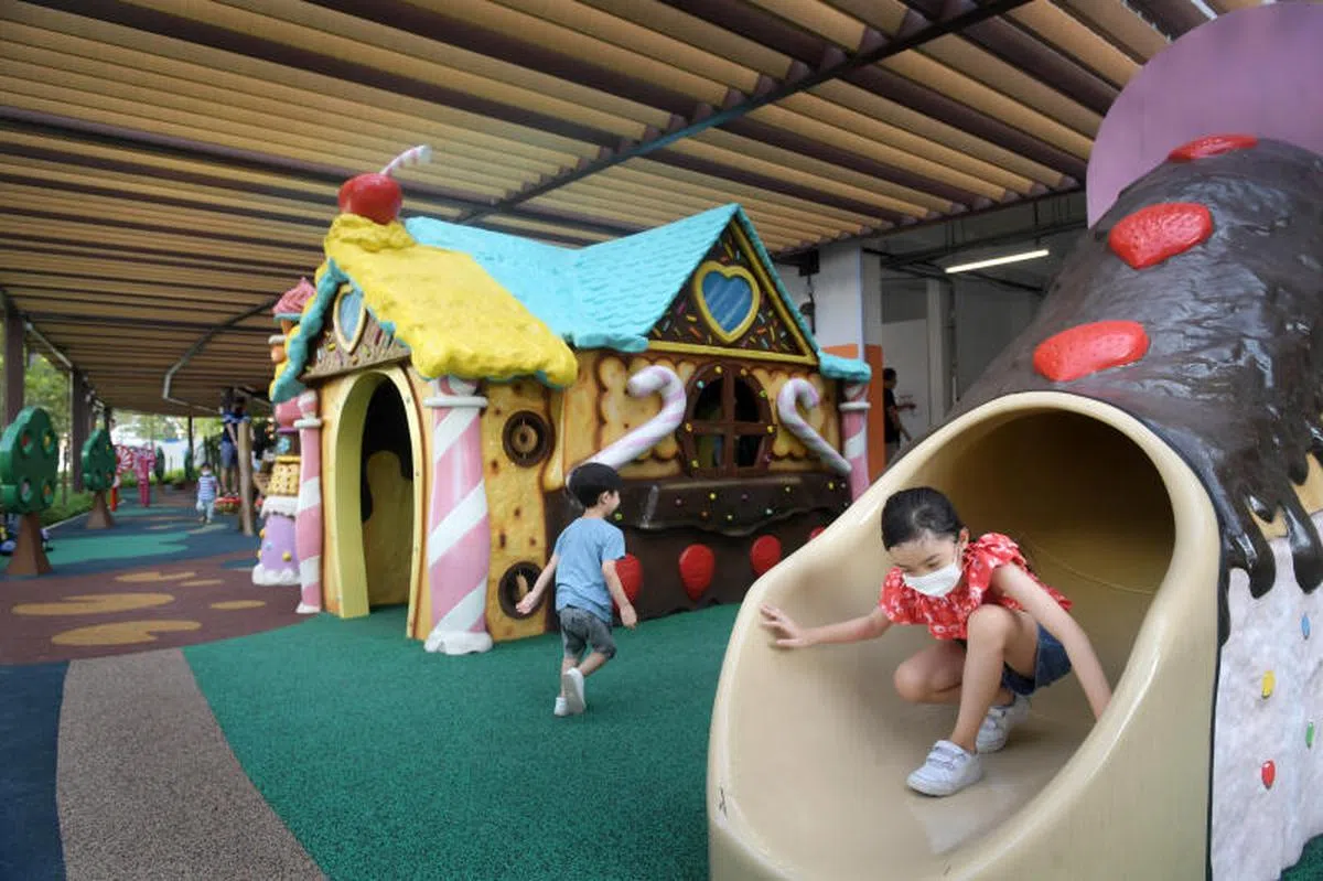  组屋区四处可见的儿童游乐场。（海峡时报） 