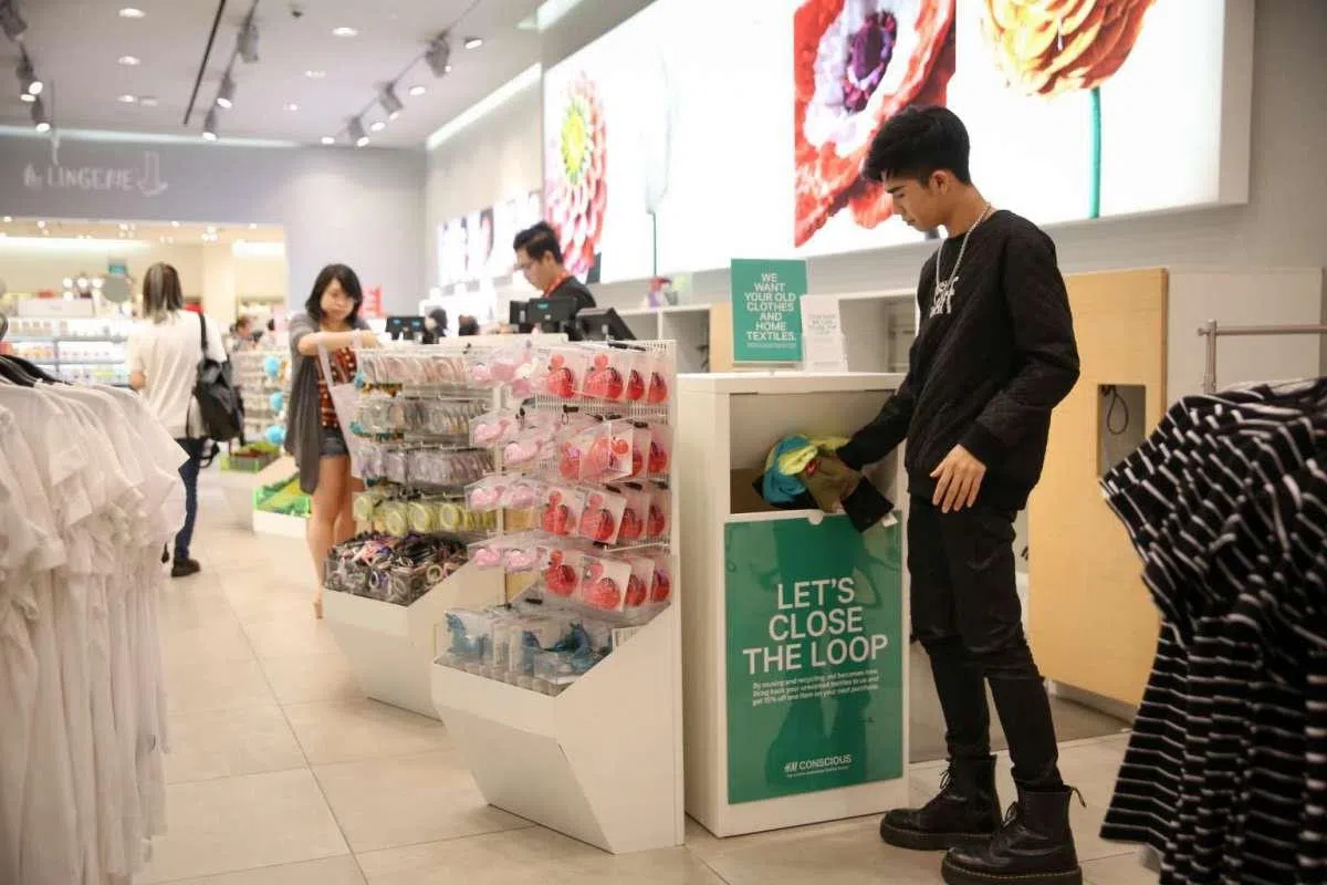  为减少时尚行业对环境带来的伤害，瑞典服饰品牌H&M在全世界的门市发起旧衣回收计划。（海峡时报） 