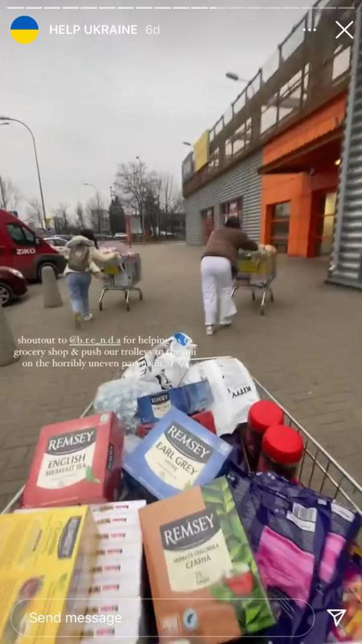 两位女学生把购买的物资，用手推车送到收容中心。（Christie Cheah的Instagram）