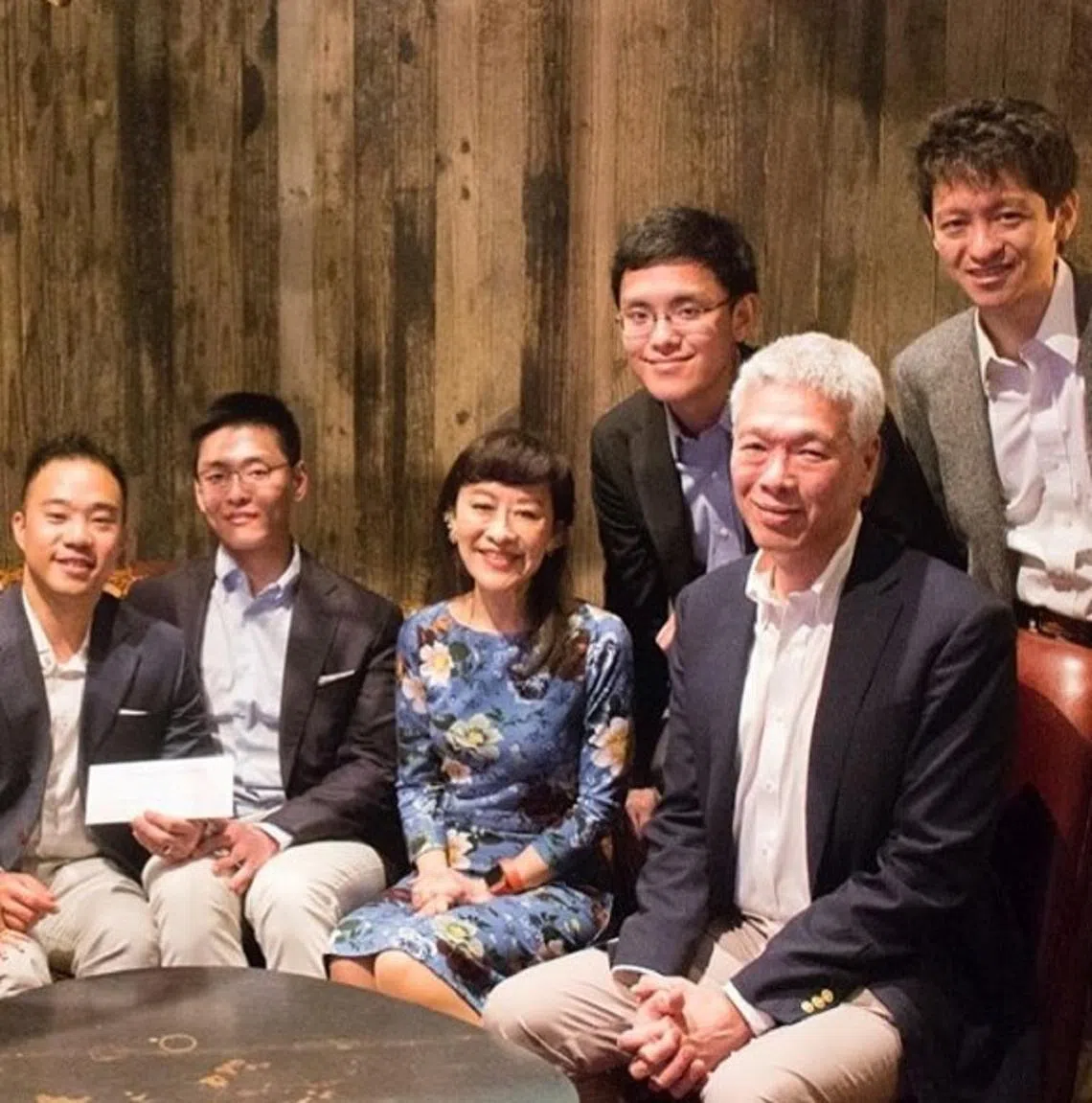 李显扬（右二）在次子李桓武（左二）与王毅睿（左一）的婚礼上，拍下幸福满满的全家福照。妻子林学芬、大儿子李绳武（右一）和小儿子李韶武在旁都笑得很开心。（李桓武面簿）