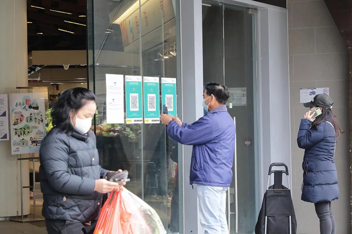 进商场前必须先扫描“安心出行”。（香港中通社）