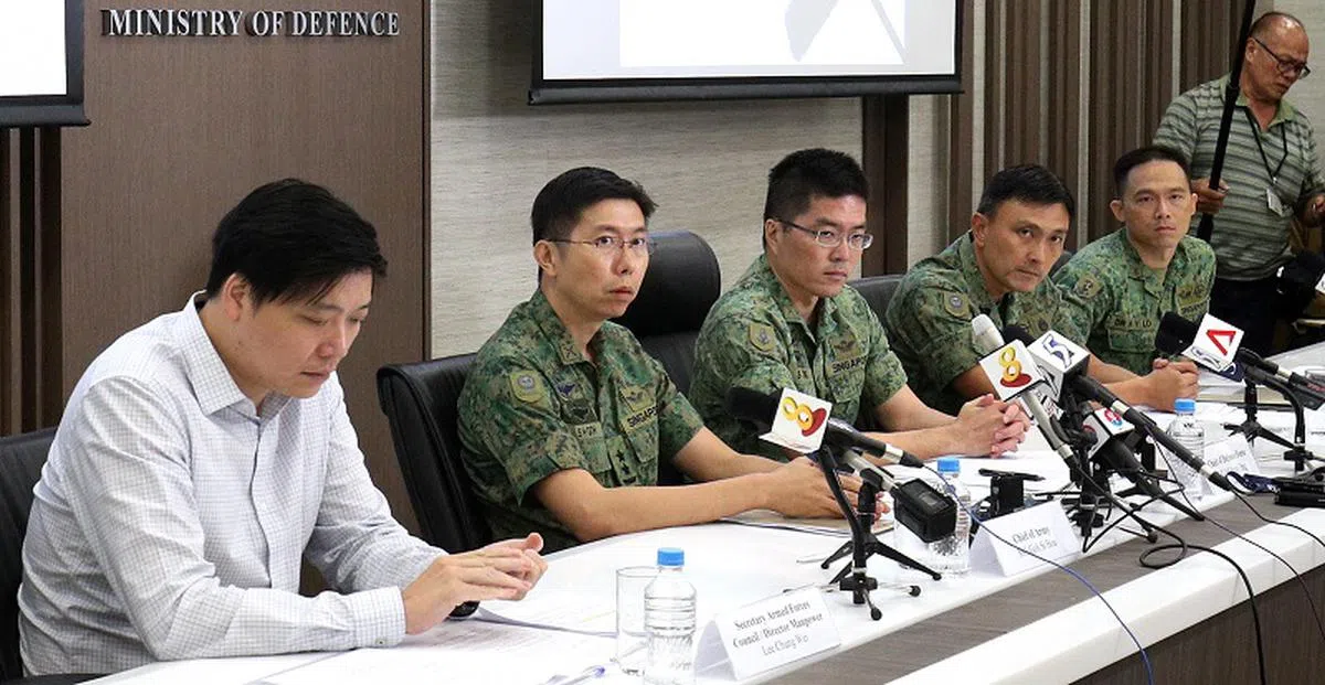  左起：人力司司长李忠伟、陆军总长吴仕豪少将、三军总长王赐吉中将、作战后勤支援指挥部司令陈君有上校，和陆军军医长卢宏一上校。（联合早报） 