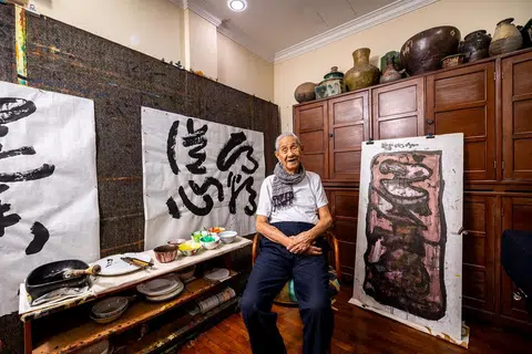 2024年7月，林子平摄于住家画室。（联合早报）