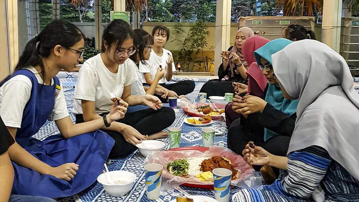  特选学校圣尼各拉女校的学生2019年开斋节期间与穆斯林朋友们日落后在回教堂内一起用餐。（圣尼各拉女校） 